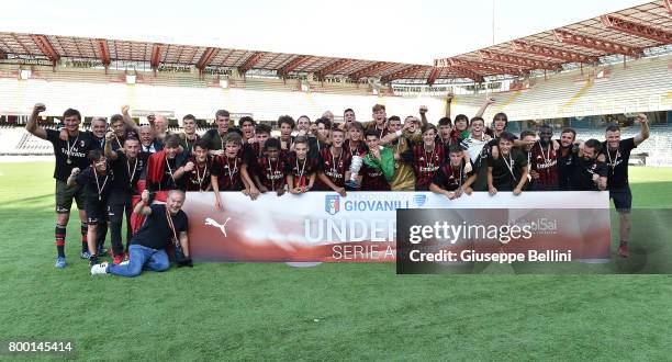 Players of AC Milan celebrate the victory after the U16 Serie A Final match between AS Roma and AC Milan on June 23, 2017 in Cesena, Italy.