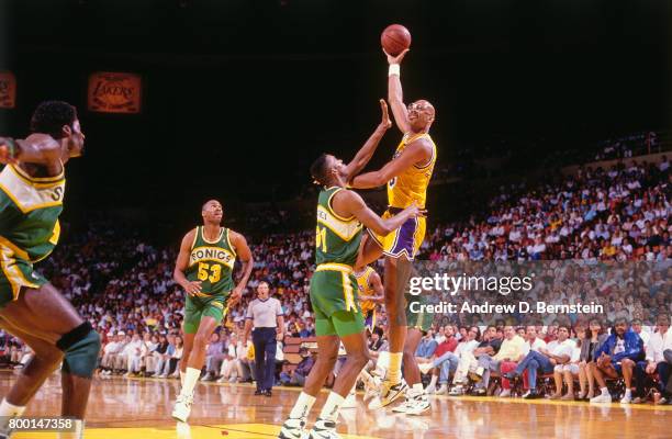 Kareem Abdul-Jabbar of the Los Angeles Lakers shoots the ball during a game played circa 1989 at the Great Western Forum in Inglewood, California....