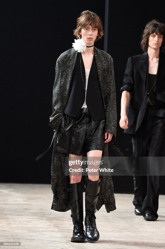 Ann Demeulemeester : Runway - Paris Fashion Week - Menswear Spring/Summer 2018