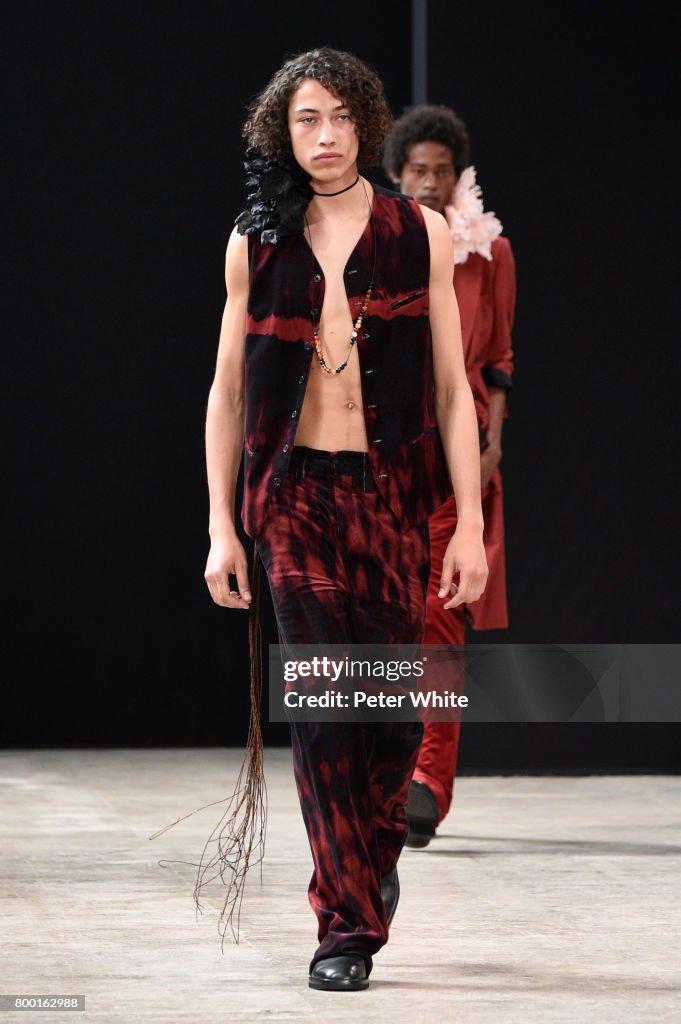 Ann Demeulemeester : Runway - Paris Fashion Week - Menswear Spring/Summer 2018