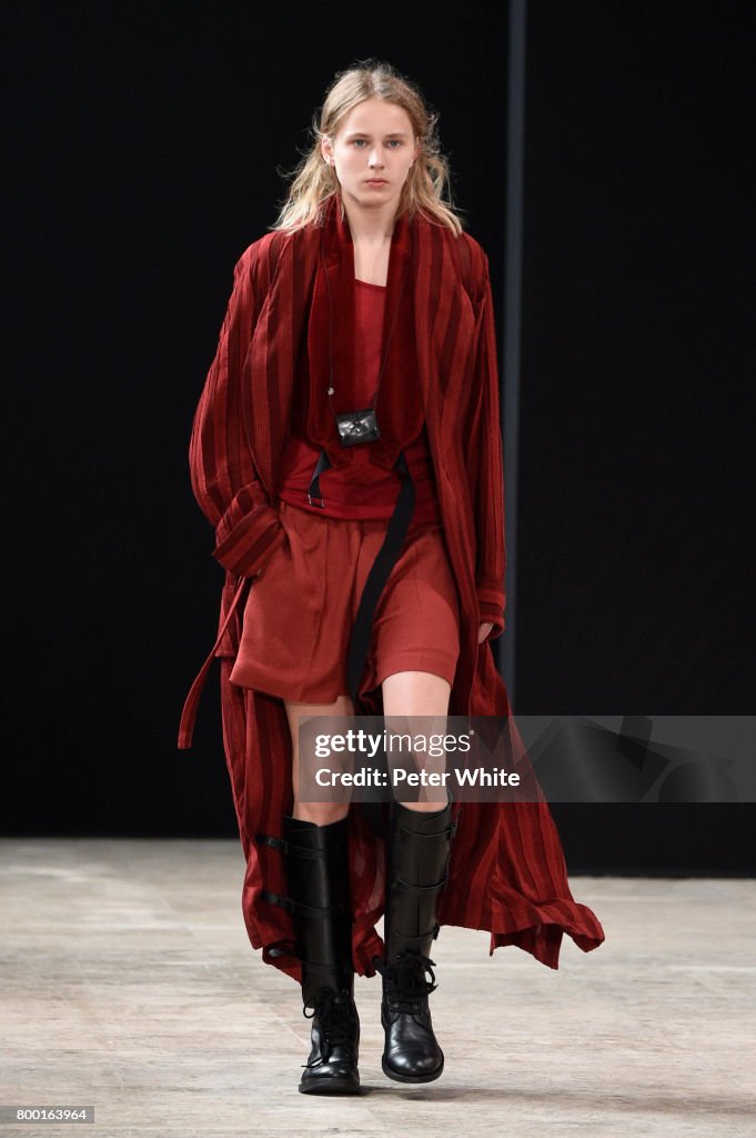 Ann Demeulemeester : Runway - Paris Fashion Week - Menswear Spring/Summer 2018