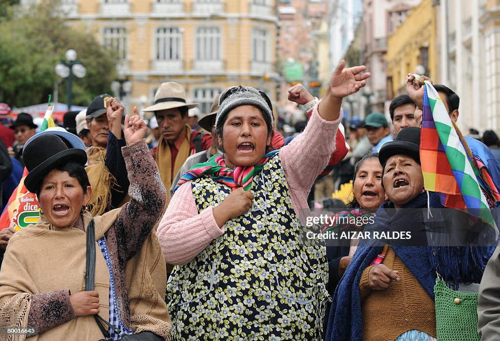 Aymara indigenous women participate of a