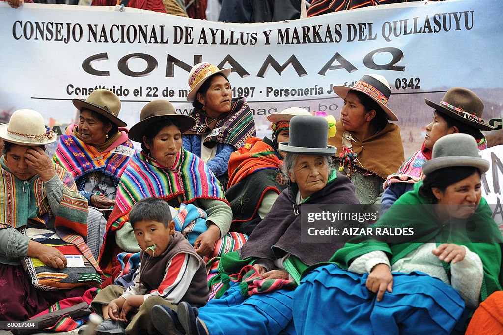 Aymara indigenous women participate of a