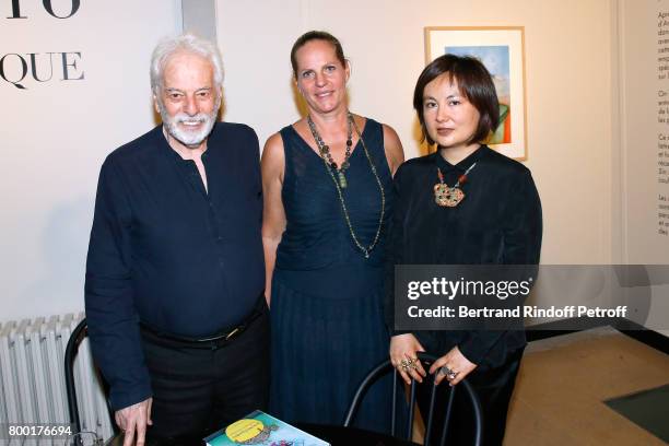 Ariane de Rothschild standing between Alejandro Jodorowsky and Pascale Montandon-Jodorowsky attend the "pascALEjandro: L'Androgyne Alchimique"...