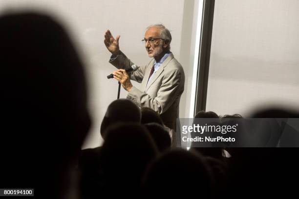 The architect Renzo Piano explains the design of the new Botin Center of the arts and culture that opens today to the public assistant Santander .