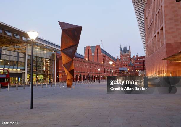 the redeveloped kings cross district of london at dusk - キングスクロス駅 ストックフォトと画像