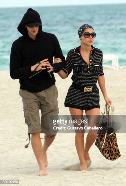 Actor Adrien Brody and his girlfriend Elsa Pataky walk in South Beach at sunset February 26, 2008 in Miami Beach, Florida.