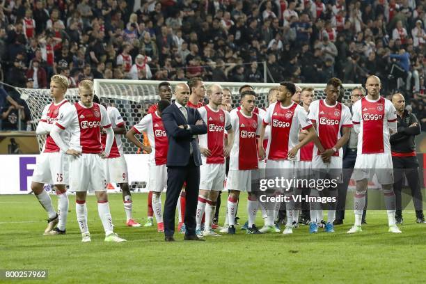 Kasper Dolberg of Ajax, Donny van de Beek of Ajax, David Neres of Ajax, goalkeeper Andre Onana of Ajax, coach Peter Bosz of Ajax, goalkeeper Norbert...