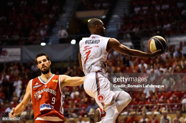 Jeremy Leloup of Strasbourg, Gedeon Pitard of Chalon during the Playoffs Pro A Final match between Chalon sur Saone and Strasbourg, Game 5, on June...
