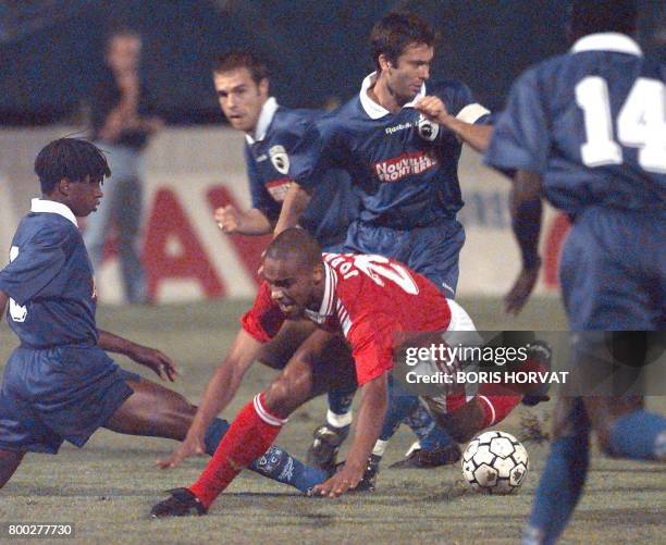 L'attaquant du Benfica Lisbonne, Adelino Batista pénètre la défense du SC Bastia composée de Morlaye Scuman Patrick Moreau et Frederic Mendy , le 16...