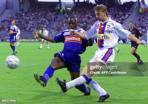 Le Lyonnais Tony Vairelles effectue un tir malgré l'opposition du Bastiais Morlaye Soumaye, le 04 mai 2000 à Lyon, lors du match Lyon/Bastia comptant...