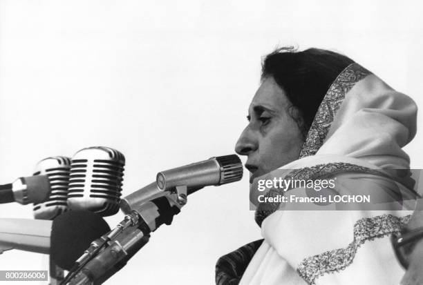 Indira Gandhi lance la campagne électorale du Congress Party devant une foule immense réunie au champ ramlila le 5 février 1977 à New Dehli en Inde.