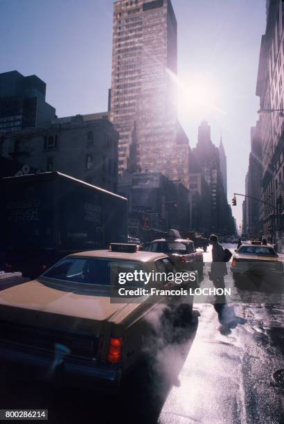 Taxis et gratte-ciel en janvier 1977 à New York, Etats-Unis.