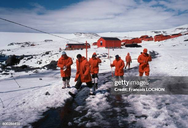 Groupe de scientifiques sur la base Antartica en décembre 1993 en Antarctique.