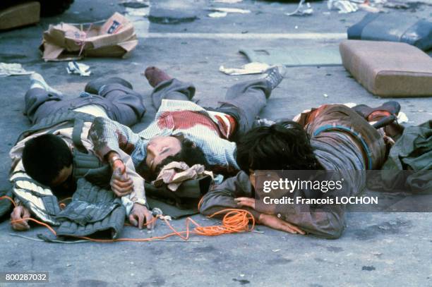 Etudiants à terre pendant le soulèvement de Gwangju, en mai 1980, en Corée du Sud.