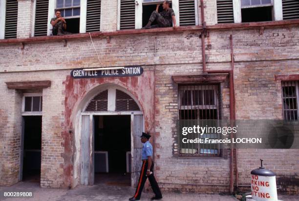 Marines américains dans une station de police en novembre 1983 en Grenade.