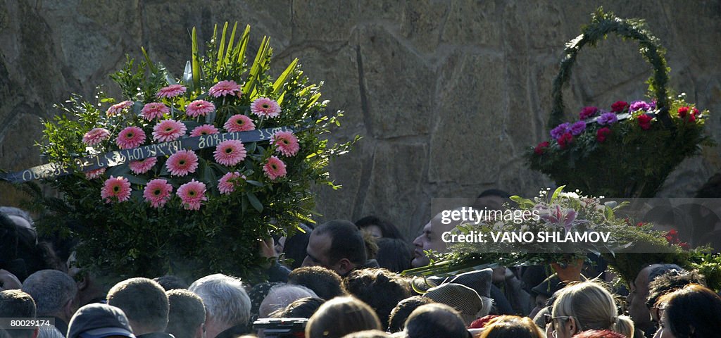 Georgian well-wishers line up to pay the