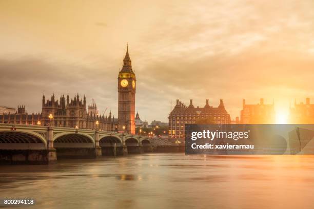 zonsondergang in londen - westminster stockfoto's en -beelden