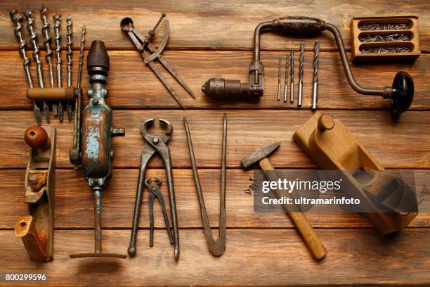 diy-tool vintage tischlerwerkzeuge auf rustikalen holztisch, hand-werkzeug zu arbeiten - werkzeug stock-fotos und bilder