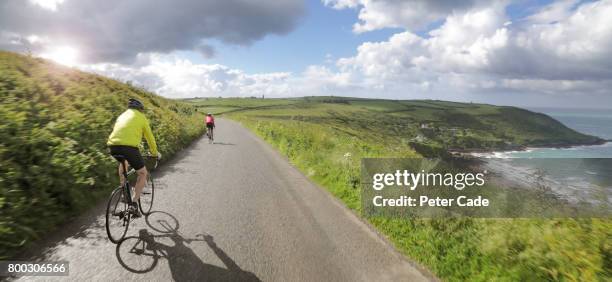 man cycling on coastal road - two lane highway 個照片及圖片檔