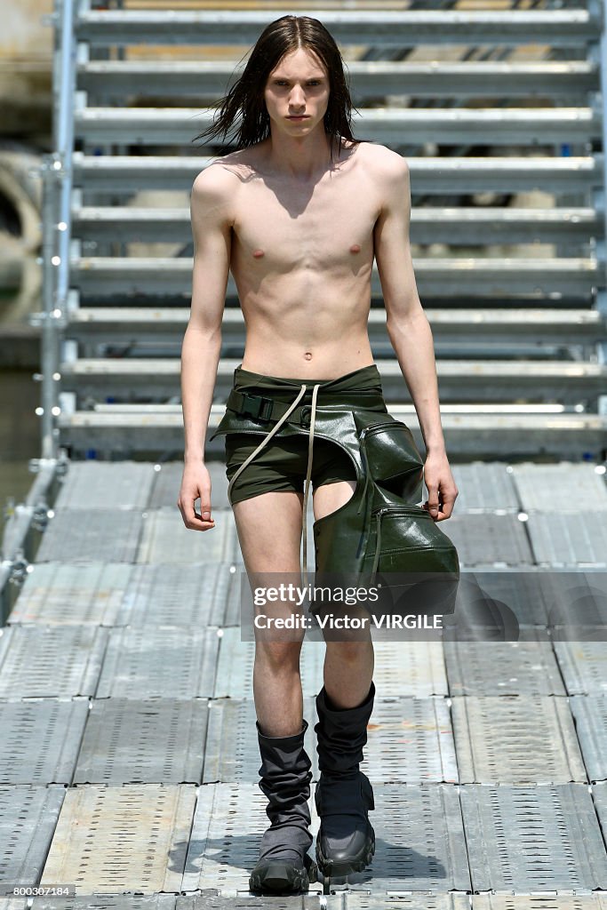 Rick Owens : Runway - Paris Fashion Week - Menswear Spring/Summer 2018