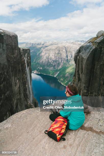 kvinna som tittar på vacker utsikt över lysefjorden från kjerag mountain - kjerag bildbanksfoton och bilder