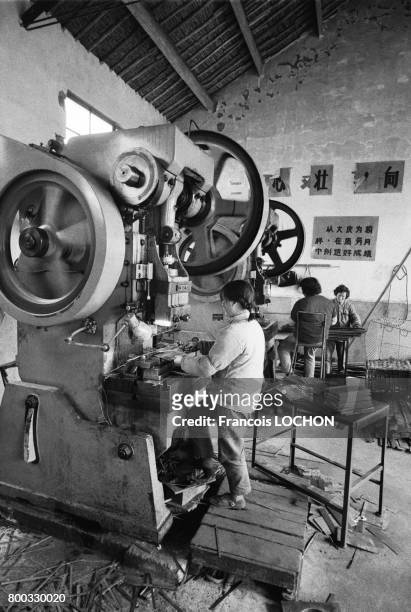 Femmes dans un atelier de mécanique à Hola en février 1979, en Chine.