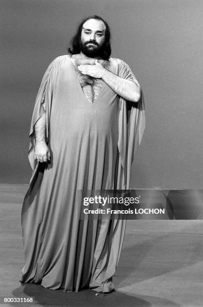 Demis Roussos chante à la télévision le 26 février 1976 à Paris, France.