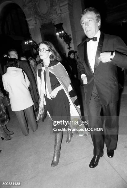 Isabelle Adjani et Yves Montand lors d'une soirée à l'Opéra le 9 novembre 1975 à Paris, France.