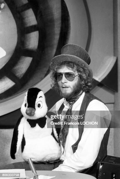 La marionnette Nestor le pingouin avec le ventriloque David Michel sur TF1 le 25 avril 1976 à Paris, France.