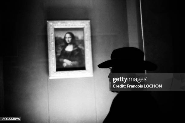 Fernand Legros au musée du Louvre devant La Joconde en décembre 1975 à Paris, France.