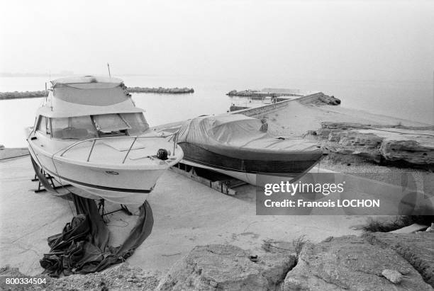 Bateaux abandonnés sur lîle luxueuse de Kish, paradis des milliardaires, après le départ du shah d'Iran en juillet 1979 en Iran.