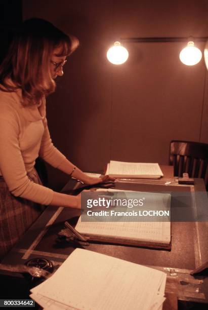 Consultation d'archives à la bibliothèque généalogique en 1981 à Salt Lake City aux États-Unis.