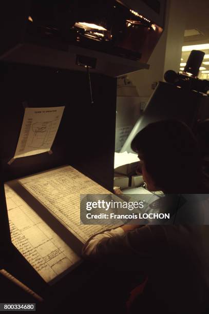 Consultation d'archives à la bibliothèque généalogique en 1981 à Salt Lake City aux États-Unis.