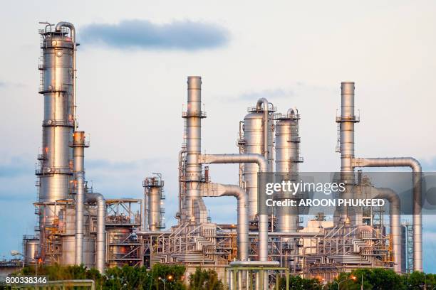 petrochemical plant - destillation stock-fotos und bilder