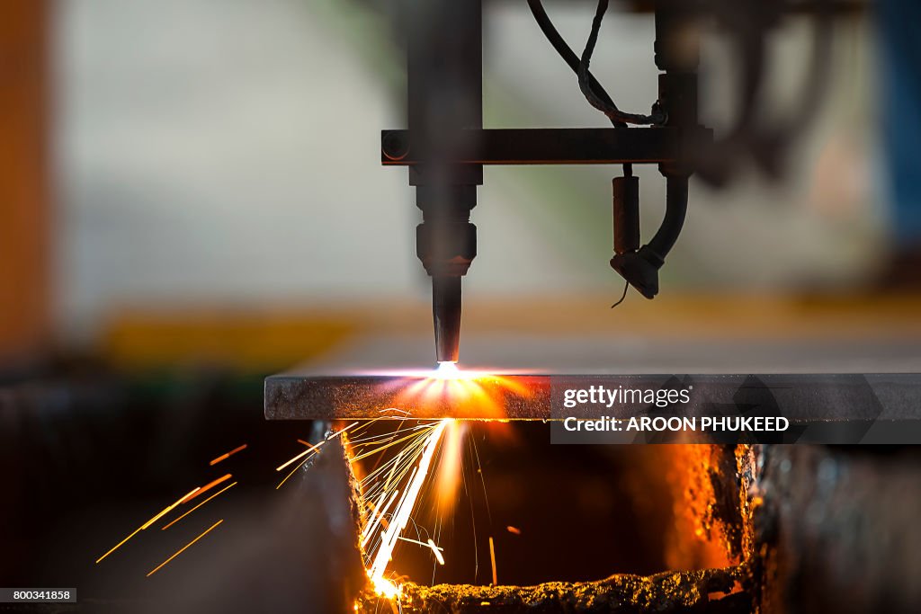 Plasma cutting process of metal material with sparks