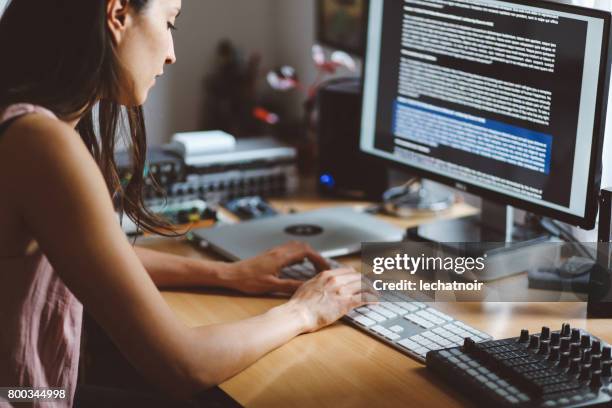 woman working in a home apartment workstudio - jornalista imagens e fotografias de stock