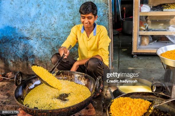 indiase straat leverancier bereiden van voedsel, jaipur, india - street food stockfoto's en -beelden