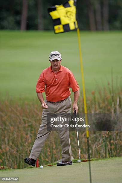 Jerry Pate marks his ball on the 7th green during the first round of the 2008 Turtle Bay Championship held on January 25, 2008 on the Palmer Course...