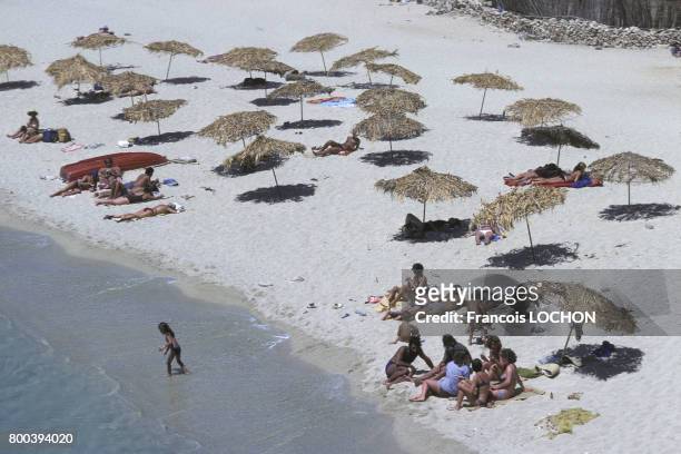Parasols sur la plage à Myconos en août 1978 en Grèce.