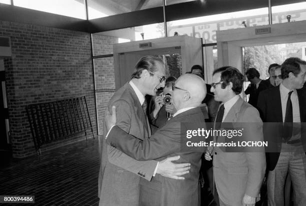 Jacques Chirac embrassant Edgar Faure lors du colloque du Nouveau contrat social avec à droite le maire de la ville Bernard Stasi le 16 octobre 1976...