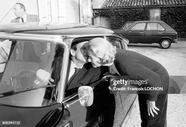 Le politicien Aymar Achille-Fould au volant de sa Citroën DS et embrassant son épouse lors des élections législatives à Bordeaux le 31 octobre 1976,...