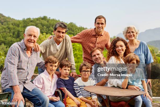 portrait of multi generation family in yard - side by side imagens e fotografias de stock