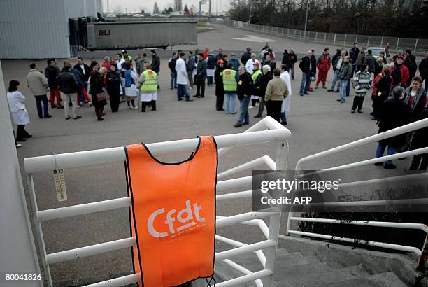 Les ex-Nestl? de Dijon, dont l'usine a ?t? rachet?e le 1er juin dernier par le groupe suisse Barry-Callebaut, sont r?unis dans la cour de l'usine, le...