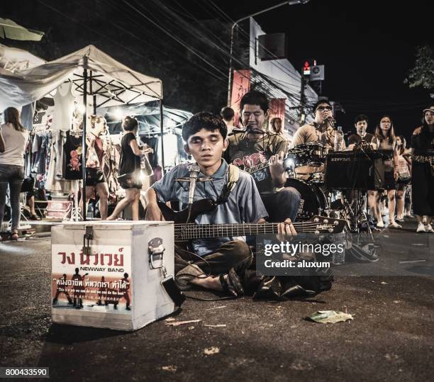 blinde musiker spielen auf dem sonntag straße nachtmarkt chiang mai thailand - asian beggar stock-fotos und bilder