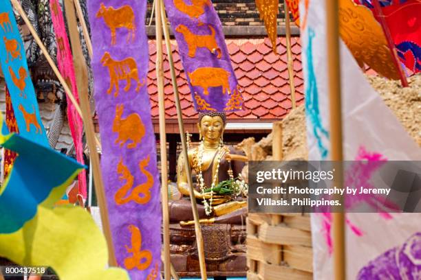 buddha at wat chedi luang, chiang mai, thailand - cidade de chiang mai imagens e fotografias de stock