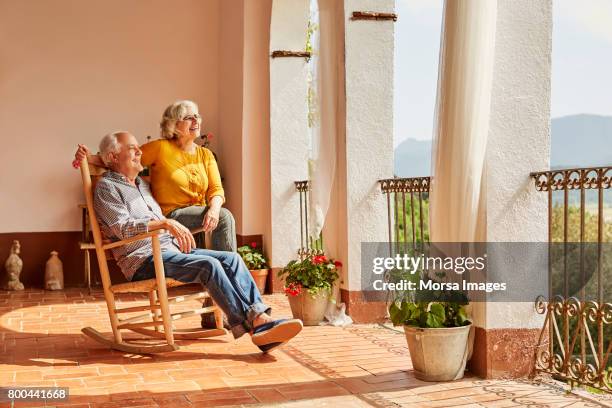 älteres paar auf schaukelstuhl zu hause sitzen - house spain stock-fotos und bilder