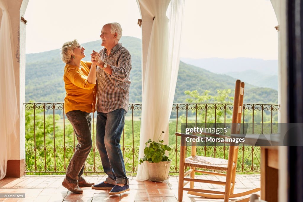 Älteres paar tanzen in Balkon zu Hause zu lieben