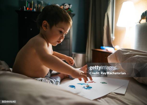 toddler with stickers - vingerverf stockfoto's en -beelden