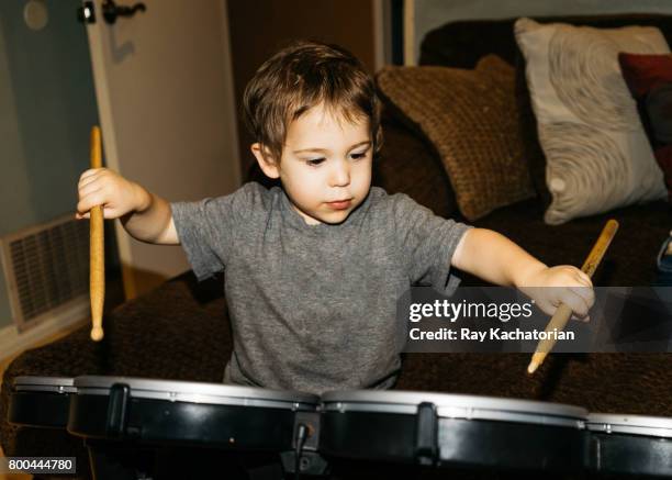 toddler playing drums - drumstok stockfoto's en -beelden